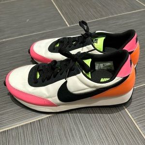Size 7 women’s Nike sneaker tennis shoe